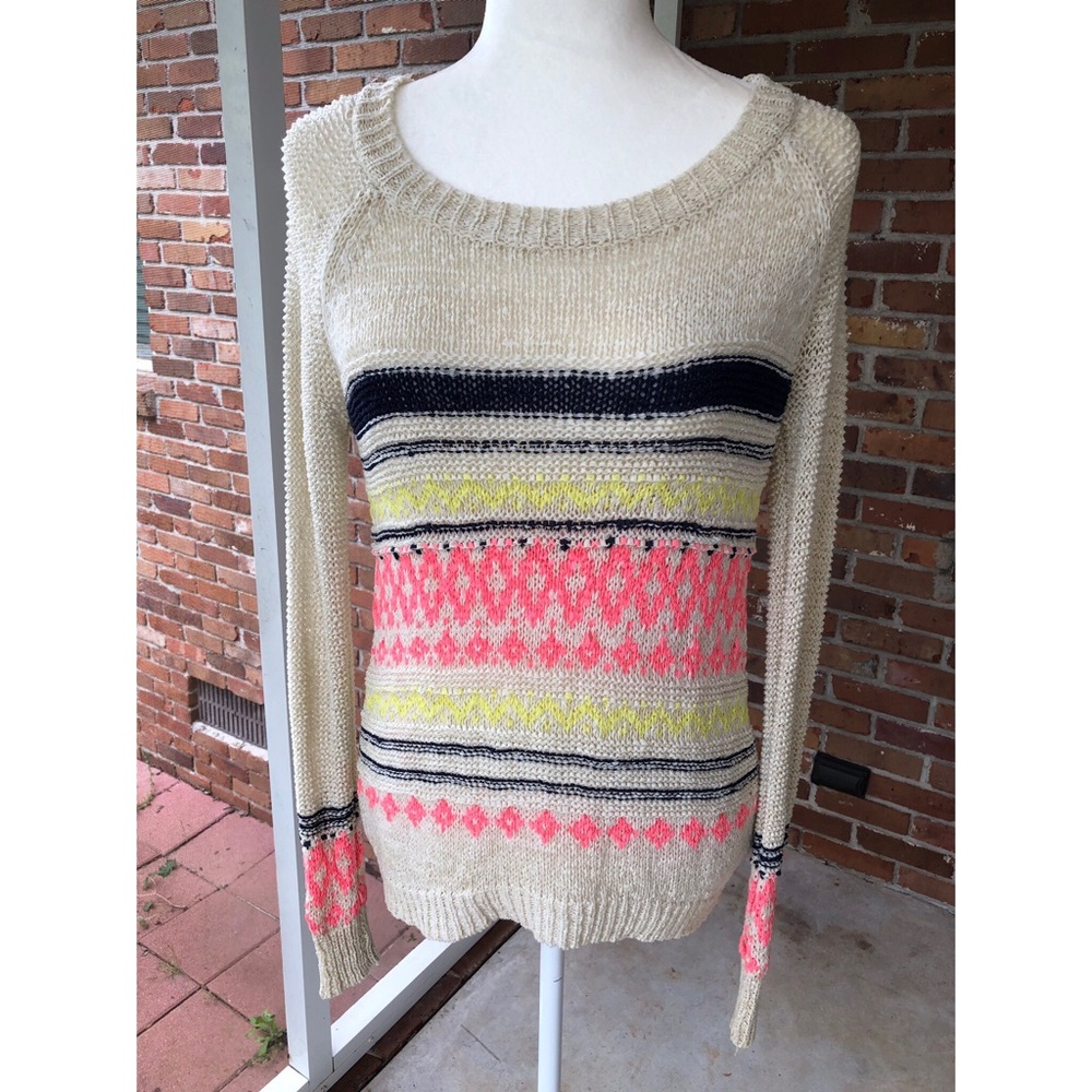 Long sleeve, Knitted-like fabric and design.